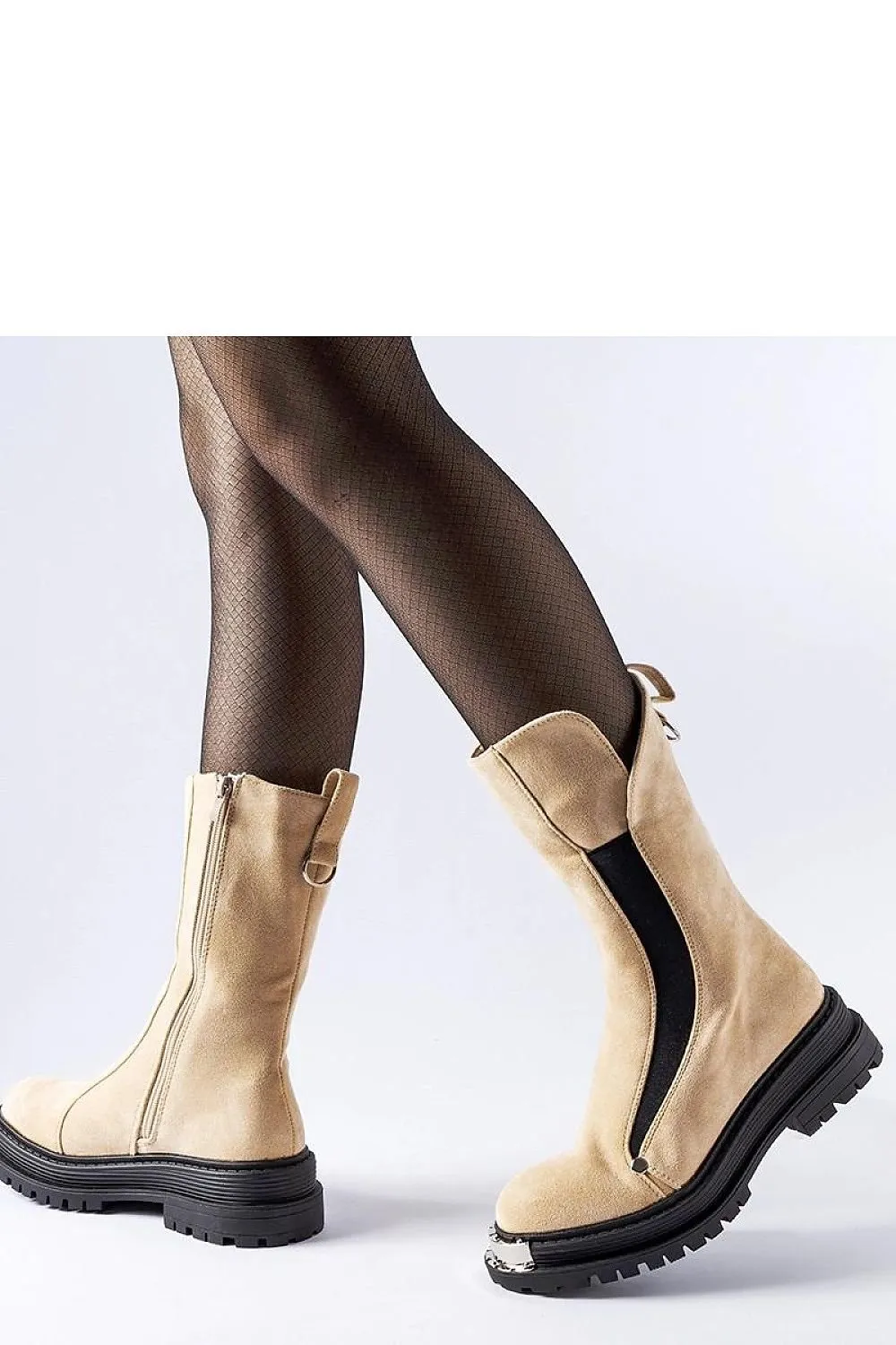 Beige insulated boots with decorative nose