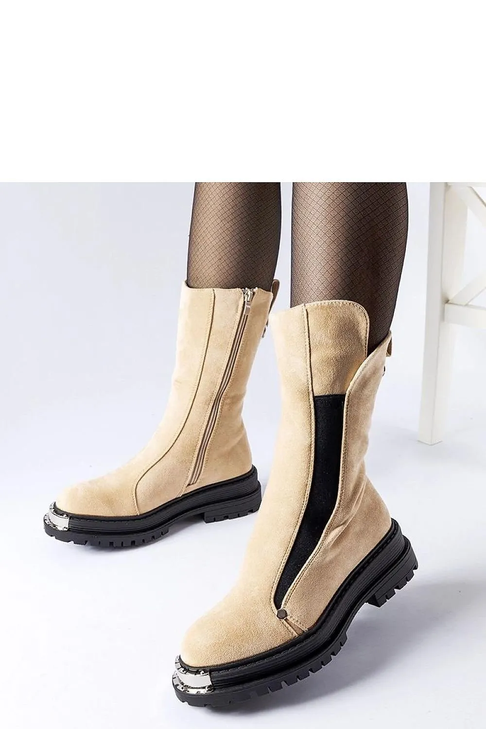 Beige insulated boots with decorative nose