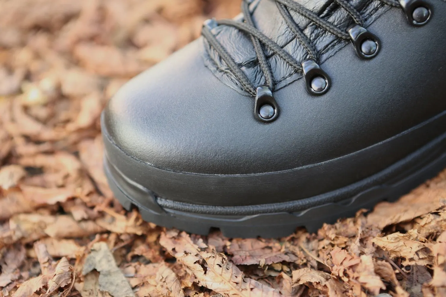 (Free Shipping) 100% Real Leather Armed Mountaineering Boots