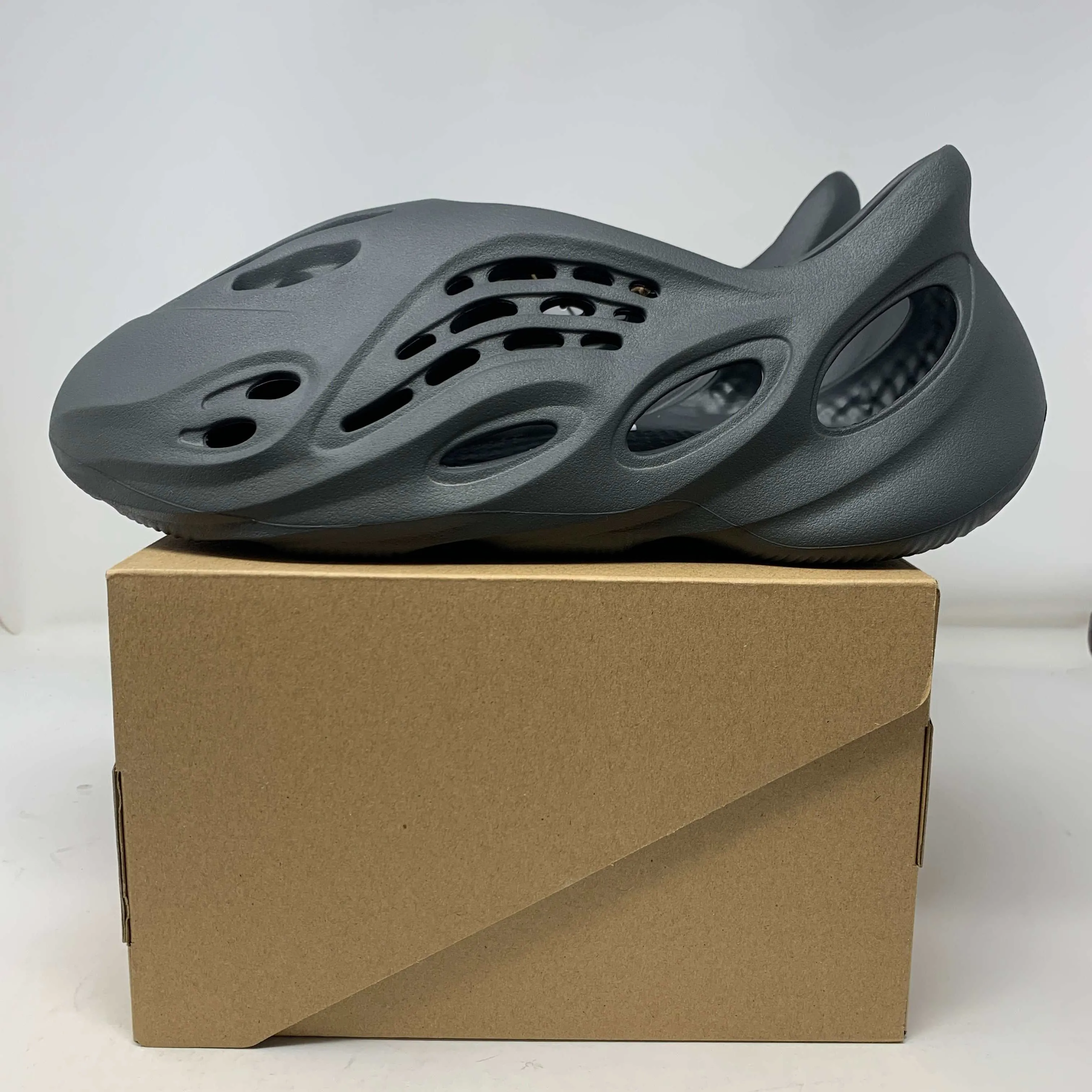 Yeezy Foam Runner Carbon